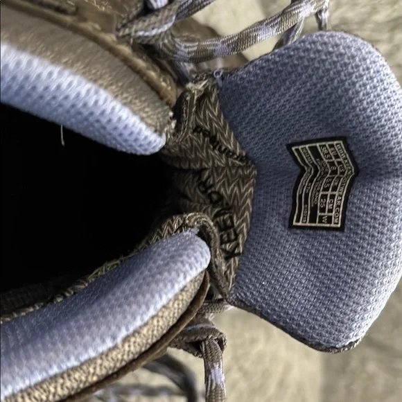 Keen Waterproof Hiking Shoes women’s size 8 - Picture 3 of 9